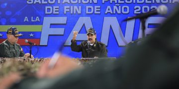 Fotografía cedida por Prensa de Miraflores donde se observa al presidente de Venezuela, Nicolás Maduro, durante un encuentro con militares venezolanos en Caracas. Foto: Prensa Miraflores / EFE.