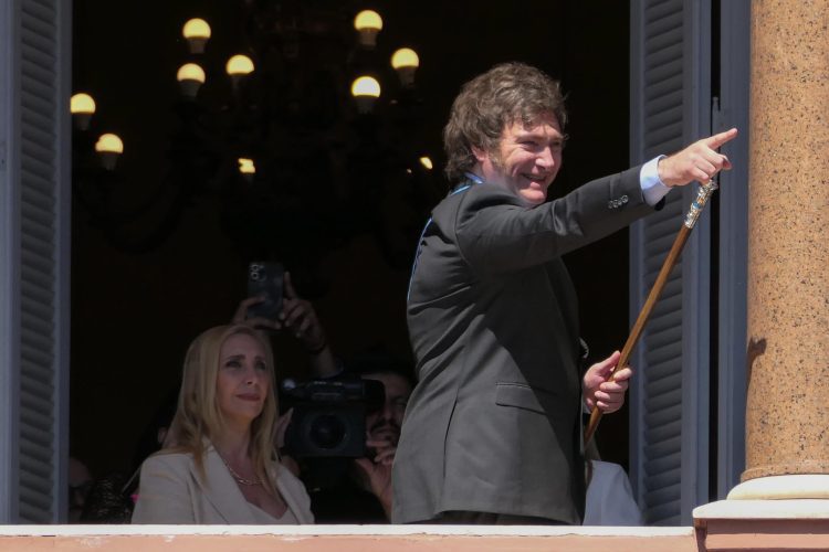 Javier Milei sale al balcón de la Casa Rosada para saludar a simpatizantes. Foto: Enrique García Medina/EFE.