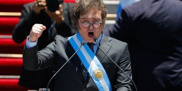 El nuevo presidente de Argentina, Javier Milei, habla luego de jurar como jefe de Estado del país suramericano, en la escalinata del Congreso de la Nación en Buenos Aires. Foto: Juan Ignacio Roncoroni / EFE.