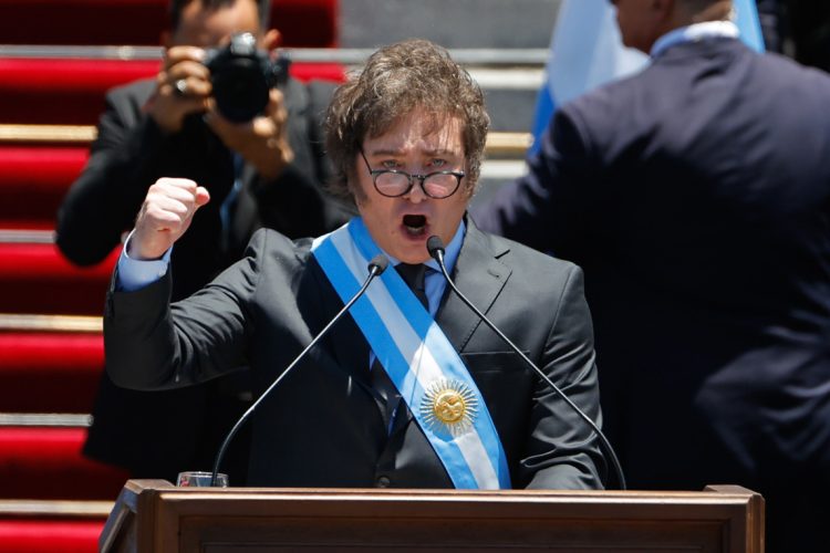 El nuevo presidente de Argentina, Javier Milei, habla luego de jurar como jefe de Estado del país suramericano, en la escalinata del Congreso de la Nación en Buenos Aires. Foto: Juan Ignacio Roncoroni / EFE.