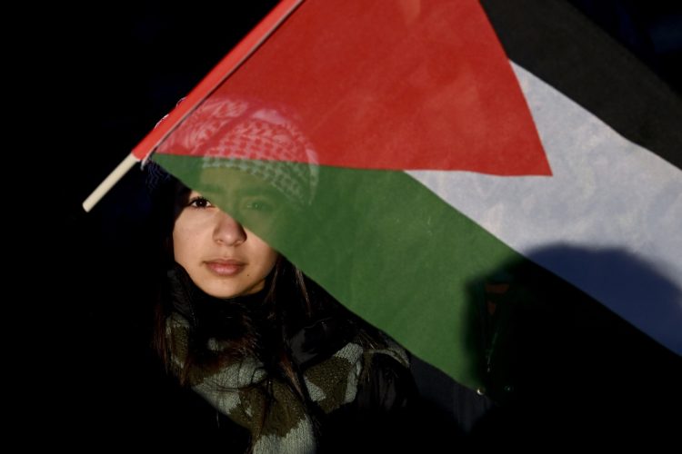 Partidarios palestinos durante una manifestación de solidaridad con los palestinos en Bruselas, Bélgicaeste domingo. Foto: EFE/EPA/FREDERIC SIERAKOWSKI.