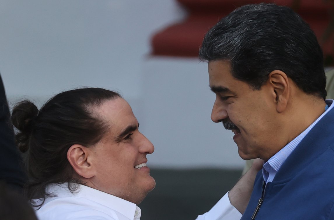 El mandatario de Venezuela, Nicolás Maduro (d), recibe en el palacio presidencial de Miraflores, en Caracas, al empresario colombiano Alex Saab (i), horas después de ser liberado en Estados Unidos. Foto: Miguel Gutierrez / EFE.