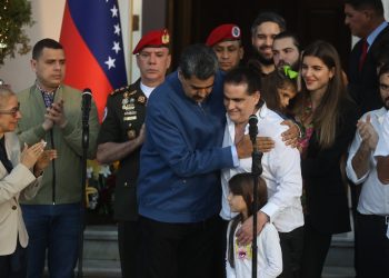 El mandatario de Venezuela, Nicolás Maduro (c-i), recibe en el palacio presidencial de Miraflores, en Caracas, al empresario colombiano Alex Saab (c-d), horas después de ser liberado en Estados Unidos. Foto: Miguel Gutierrez / EFE.