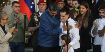 El mandatario de Venezuela, Nicolás Maduro (c-i), recibe en el palacio presidencial de Miraflores, en Caracas, al empresario colombiano Alex Saab (c-d), horas después de ser liberado en Estados Unidos. Foto: Miguel Gutierrez / EFE.