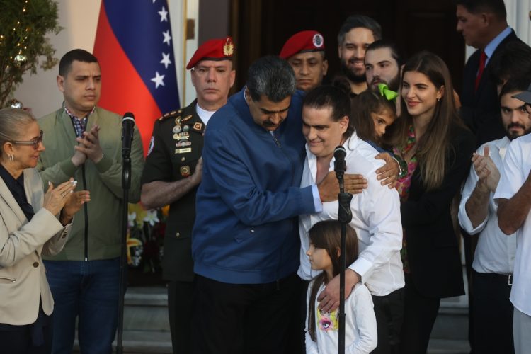 El mandatario de Venezuela, Nicolás Maduro (c-i), recibe en el palacio presidencial de Miraflores, en Caracas, al empresario colombiano Alex Saab (c-d), horas después de ser liberado en Estados Unidos. Foto: Miguel Gutierrez / EFE.