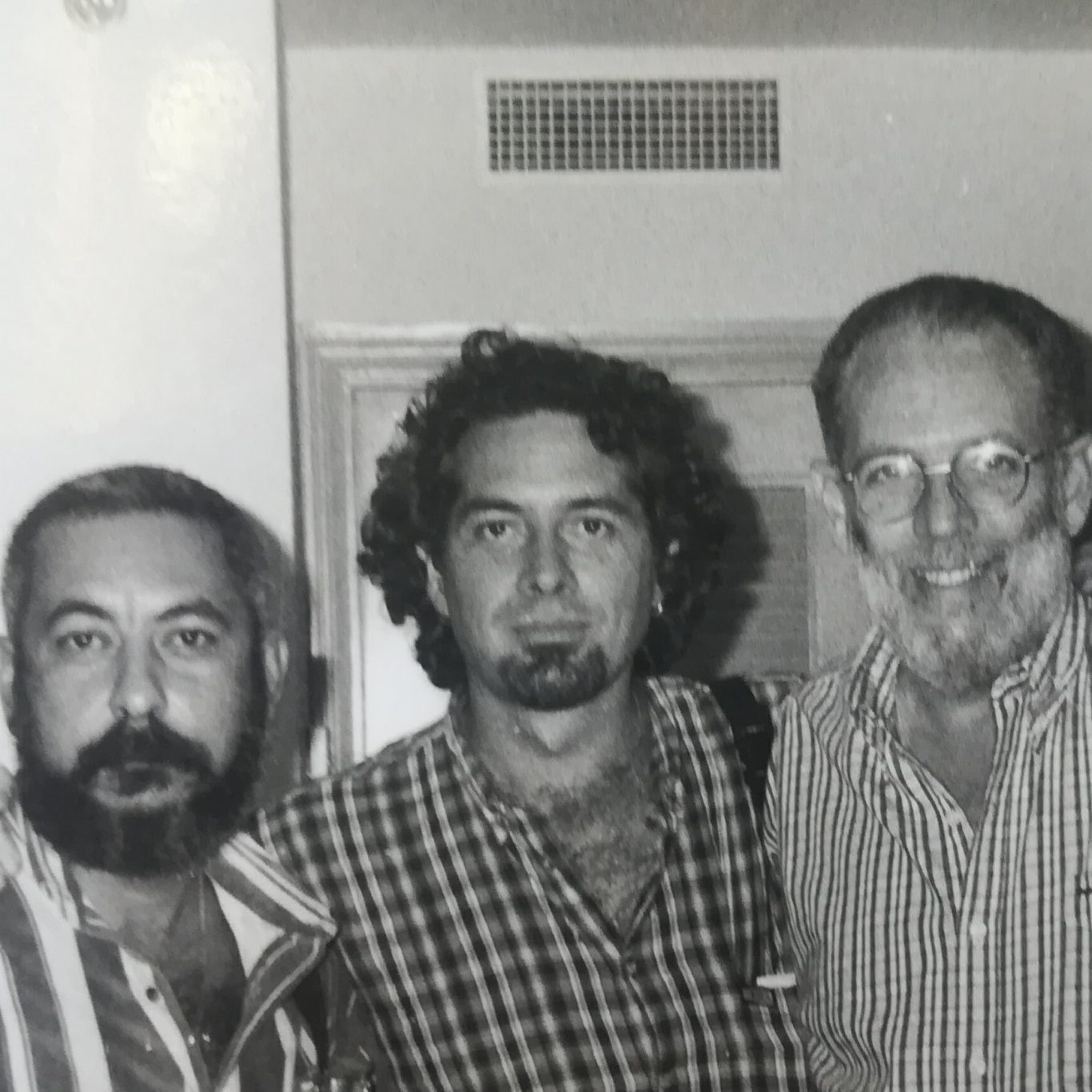 Con Leonardo Padura y el dominicano Freddy Ginebra en La Habana. Verano de 1999. Foto: Cortesía del entrevistado.
