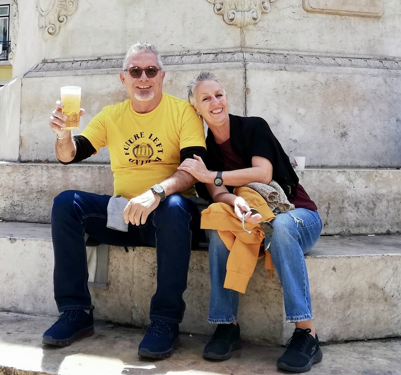 Con Marianela Boán en Lisboa, a los pies de la estatua de Luis de Camoes. 2021. Foto: Cortesía del entrevistado.
