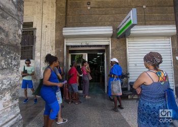 Personas hacen cola en un banco en La Habana. Foto: Otmaro Rodríguez.
