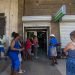 Personas hacen cola en un banco en La Habana. Foto: Otmaro Rodríguez.