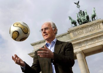 Foto de archivo de Franz Beckenbauer con el balón dorado desarrollado especialmente para la final de la Copa del Mundo de 2006 frente a la Puerta de Brandenburgo, en Berlín, en el año de ese torneo. Foto: EFE / Archivo.