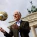 Foto de archivo de Franz Beckenbauer con el balón dorado desarrollado especialmente para la final de la Copa del Mundo de 2006 frente a la Puerta de Brandenburgo, en Berlín, en el año de ese torneo. Foto: EFE / Archivo.