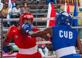 Combate por el título en la división de 57 kg entre Enisyeny Alba (de rojo) y Legnis Calá (de azul), ganado por esta última, en el primer campeonato nacional de boxeo femenino de Cuba. Foto: Otmaro Rodríguez.