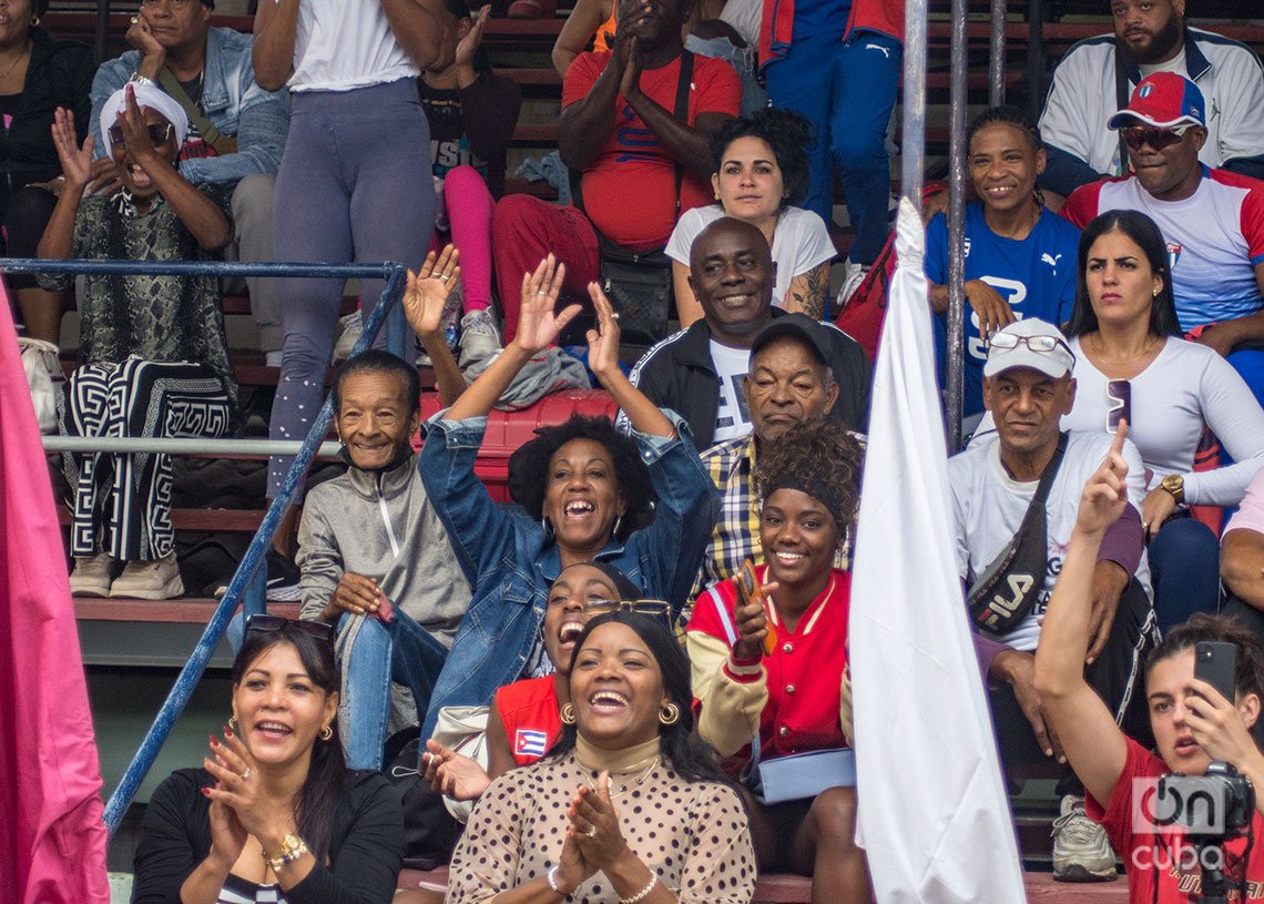 El público en la Arena Rafael Trejo, de La Habana Vieja, durante el primer campeonato nacional de boxeo femenino de Cuba. Foto; Otmaro Rodríguez.