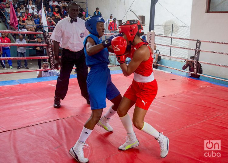 Melani Girado (der) vs Diana Pérez. Foto: Otmaro Rodríguez, archivo.