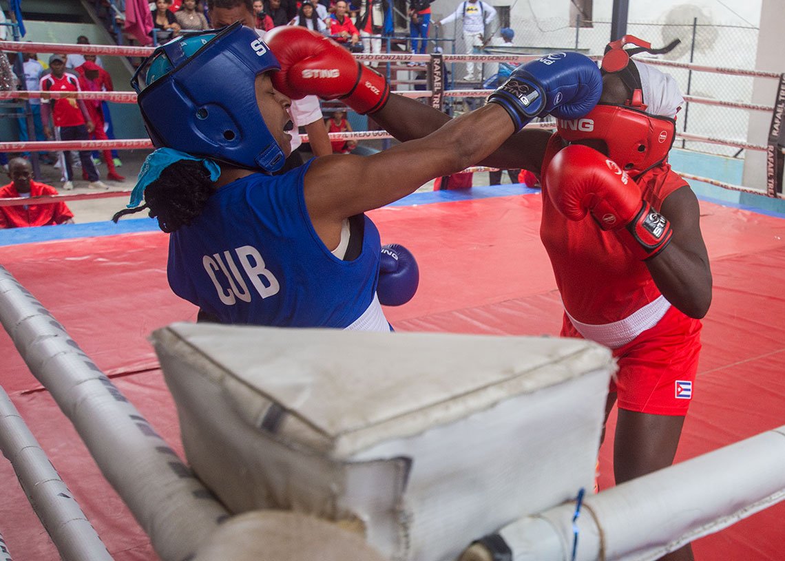 Yaquelin Estornell (R) vs. Yadira Rodríguez (A), en la final de los 66 kg del primer campeonato nacional de boxeo femenino de Cuba. Foto: Otmaro Rodríguez.