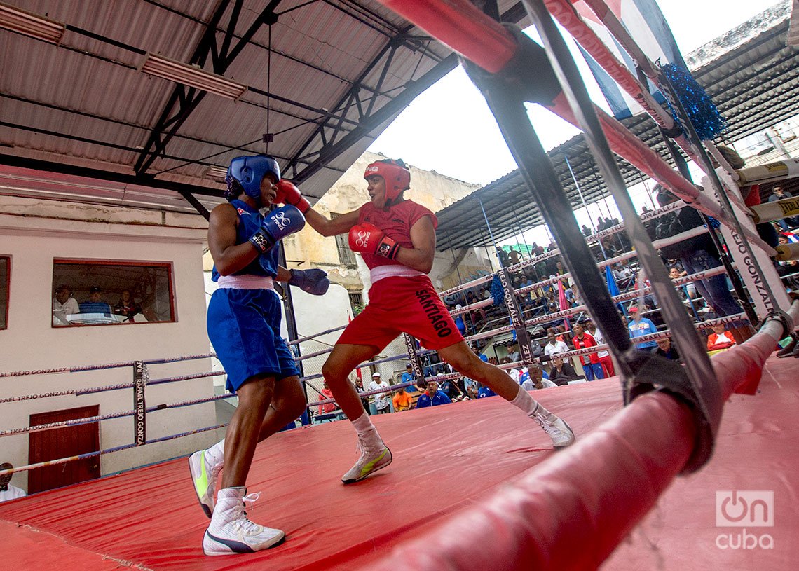 Dayira Mesa (R) vs. Yoana Rodríguez (A), en la final de los 75 kg del primer campeonato nacional de boxeo femenino de Cuba. Foto: Otmaro Rodríguez.
