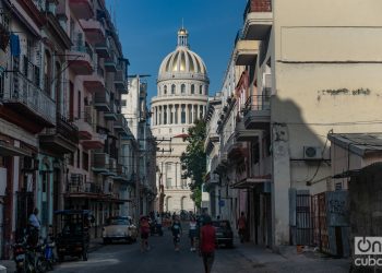 Capitolio de La Habana, gente, vida cotidiana Cuba 2023 Foto: Kaloian.