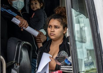 Una emigrante centroamericana deportada por autoridades mexicanas. Foto: Pie de Página.