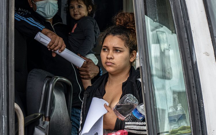 Una emigrante centroamericana deportada por autoridades mexicanas. Foto: Pie de Página.
