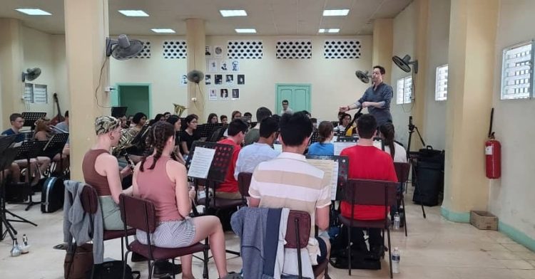 El maestro James Spinazzola en su gira por Cuba.jpg