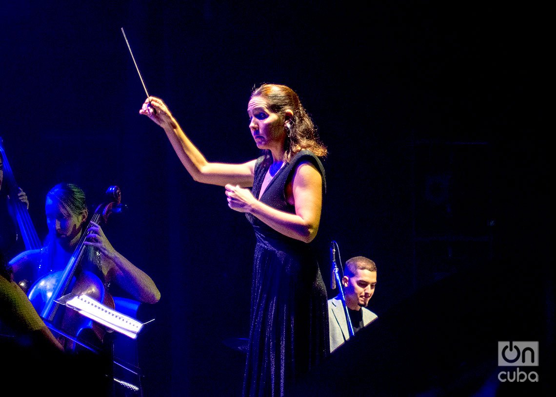 La maestra Daiana García dirige la Orquesta de Cámara de La Habana, el concierto “Los Días de Gloria”, en el Teatro Martí, en La Habana. Foto: Otmaro Rodríguez.