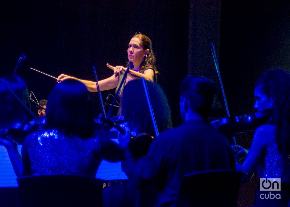 La maestra Daiana García dirige la Orquesta de Cámara de La Habana, el concierto “Los Días de Gloria”, en el Teatro Martí, en La Habana. Foto: Otmaro Rodríguez.