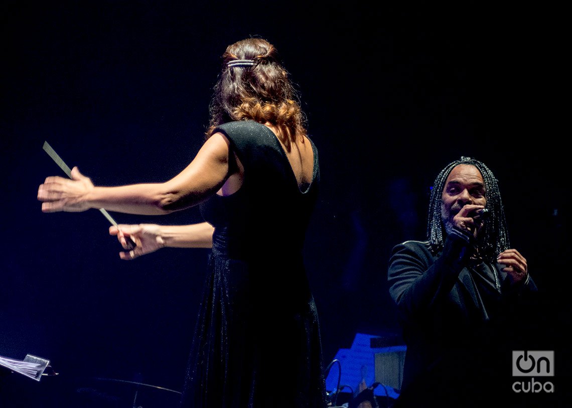 X Alfonso y Daiana García durante el concierto “Los Días de Gloria”, en el Teatro Martí de La Habana. Foto: Otmaro Rodríguez.