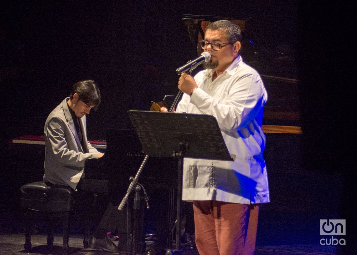 Eduardo Sosa y Rodrigo García durante el concierto “Los Días de Gloria”, en el Teatro Martí de La Habana. Foto: Otmaro Rodríguez.