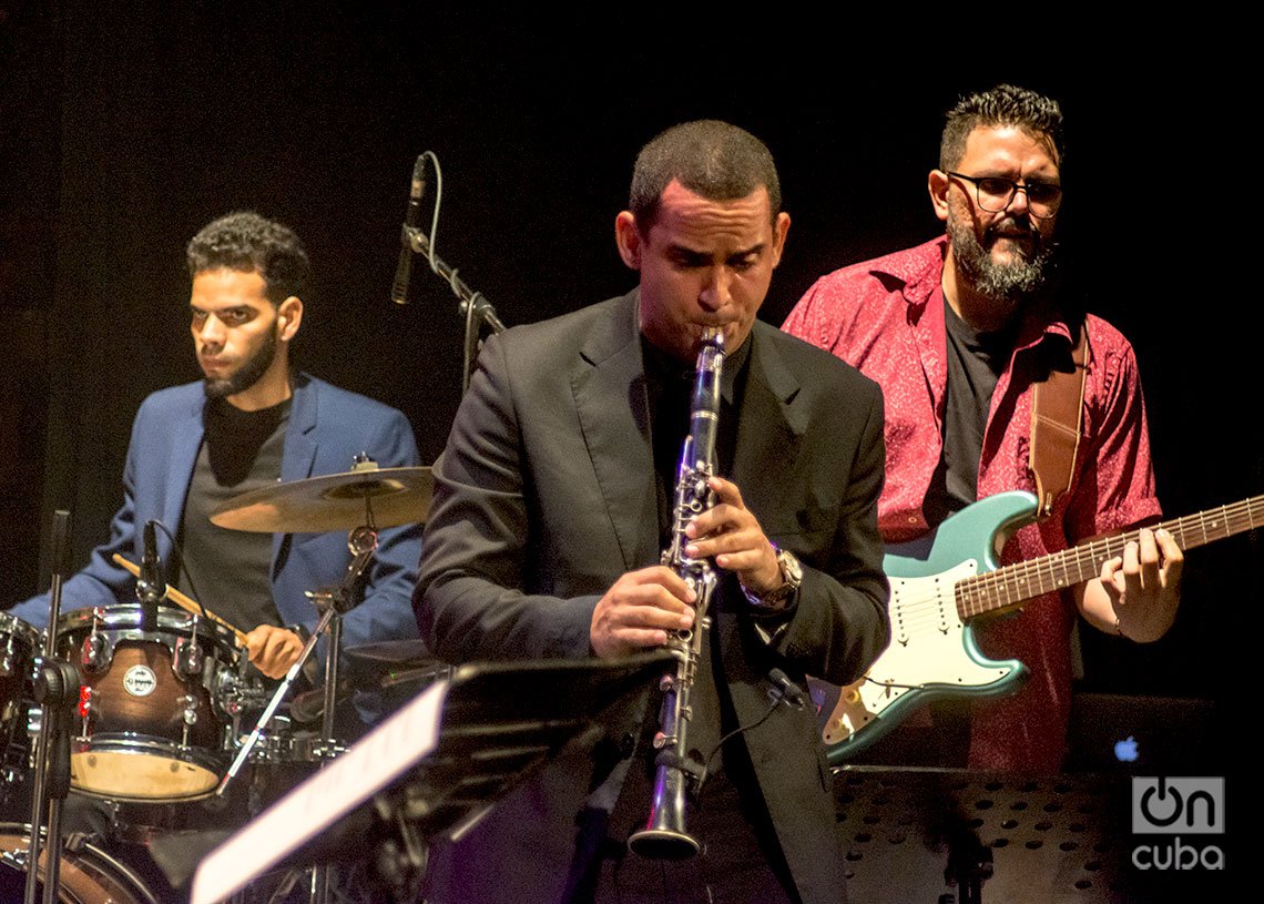 Janio Abreu (clarinete), Dayron Ortiz (guitarra) y Abner López (batería) durante el concierto “Los Días de Gloria”, de homenaje a la Nueva Trova,en el Teatro Martí de La Habana. Foto: Otmaro Rodríguez.