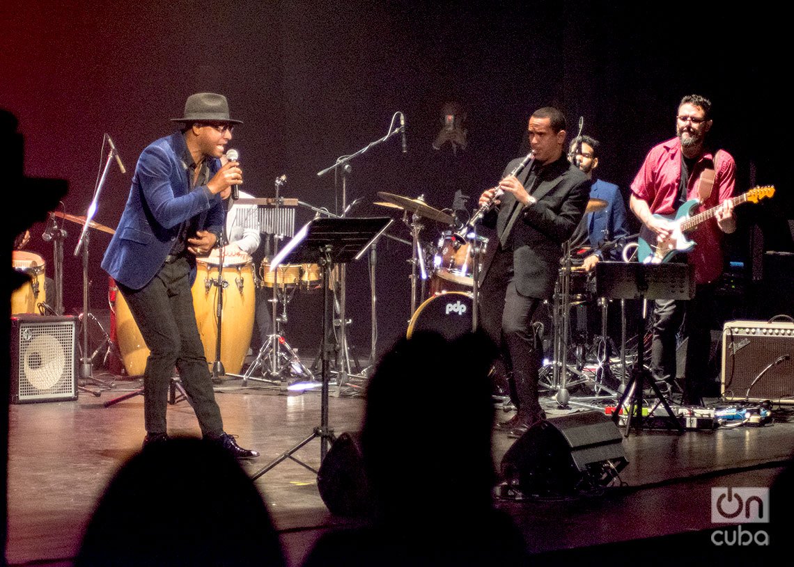 Contrapunto entre Kiko Ruiz y Janio Abreu (clarinete) durante el concierto “Los Días de Gloria”, en el Teatro Martí de La Habana. Foto: Otmaro Rodríguez.