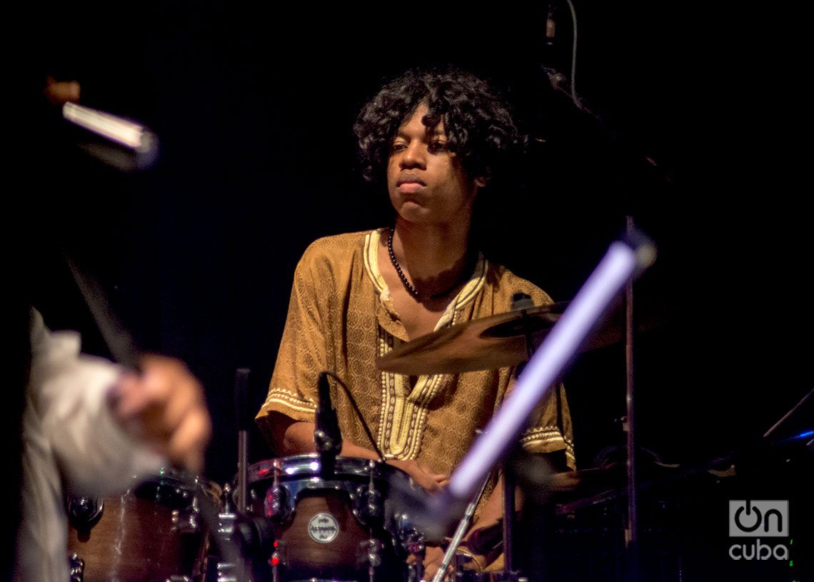 El baterista Fabio Abreu durante el concierto “Los Días de Gloria”, en el Teatro Martí de La Habana. Foto: Otmaro Rodríguez.