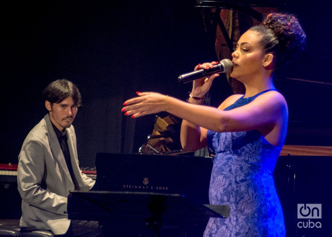 Laritza Bacallao y Rodrigo García durante el concierto “Los Días de Gloria”, en el Teatro Martí de La Habana. Foto: Otmaro Rodríguez.