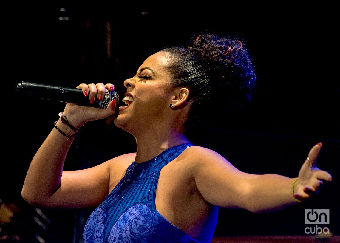 Laritza Bacallao canta en el concierto “Los Días de Gloria”, en el Teatro Martí, en La Habana. Foto: Otmaro Rodríguez.