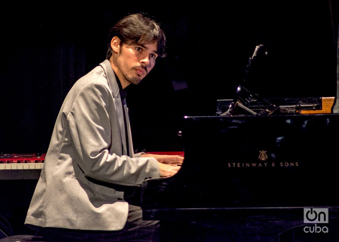 Rodrigo García al piano durante el concierto “Los Días de Gloria”, en el Teatro Martí de La Habana. Foto: Otmaro Rodríguez.