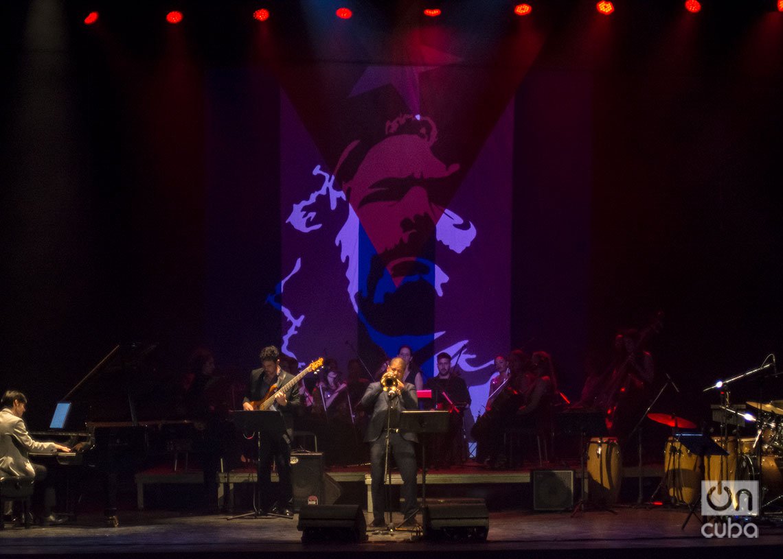 Homenaje a Santiago Feliú durante el concierto “Los Días de Gloria”, en el Teatro Martí de La Habana. Foto: Otmaro Rodríguez.