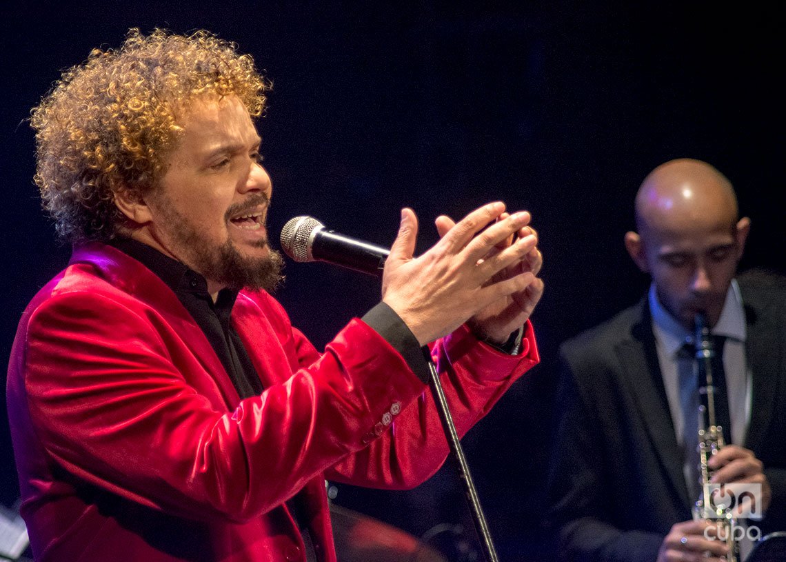 David Torrens canta durante el concierto “Los Días de Gloria”, en el Teatro Martí de La Habana. Detrás, Alejandro Calzadilla (clarinete). Foto: Otmaro Rodríguez.