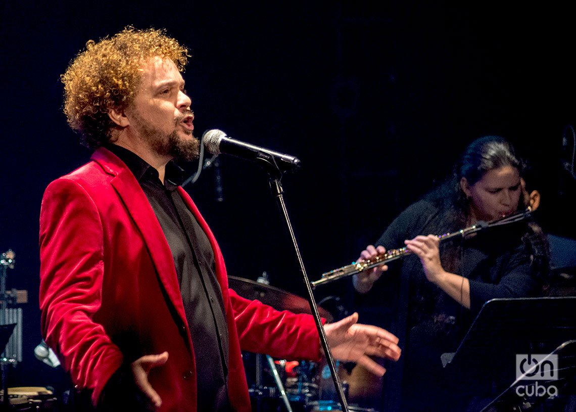 David Torrens y Niurka Gonzalez (flauta) durante el concierto “Los Días de Gloria”, de homenaje a la Nueva Trova,en el Teatro Martí de La Habana. Foto: Otmaro Rodríguez.
