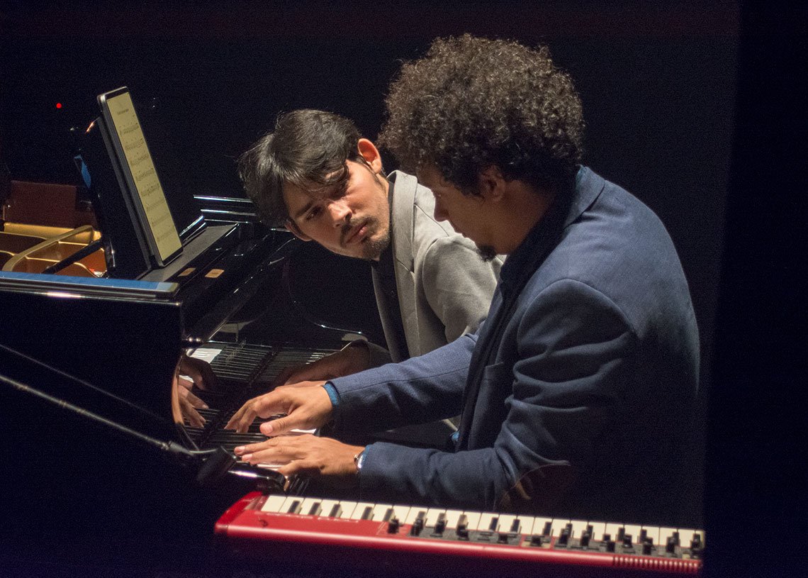 Rodrigo García y Aldo López-Gavilán al piano durante el concierto “Los Días de Gloria”, en el Teatro Martí de La Habana. Foto: Otmaro Rodríguez.