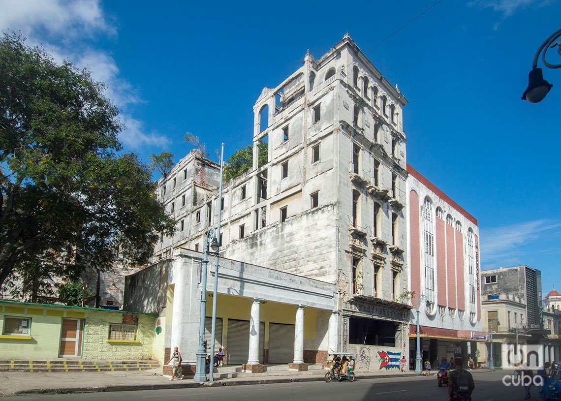 En ese edifico abandonado se encontraba el Hotel Alamac, uno de los más lujoso en la calle Galiano. Foto: Otmaro Rodríguez.