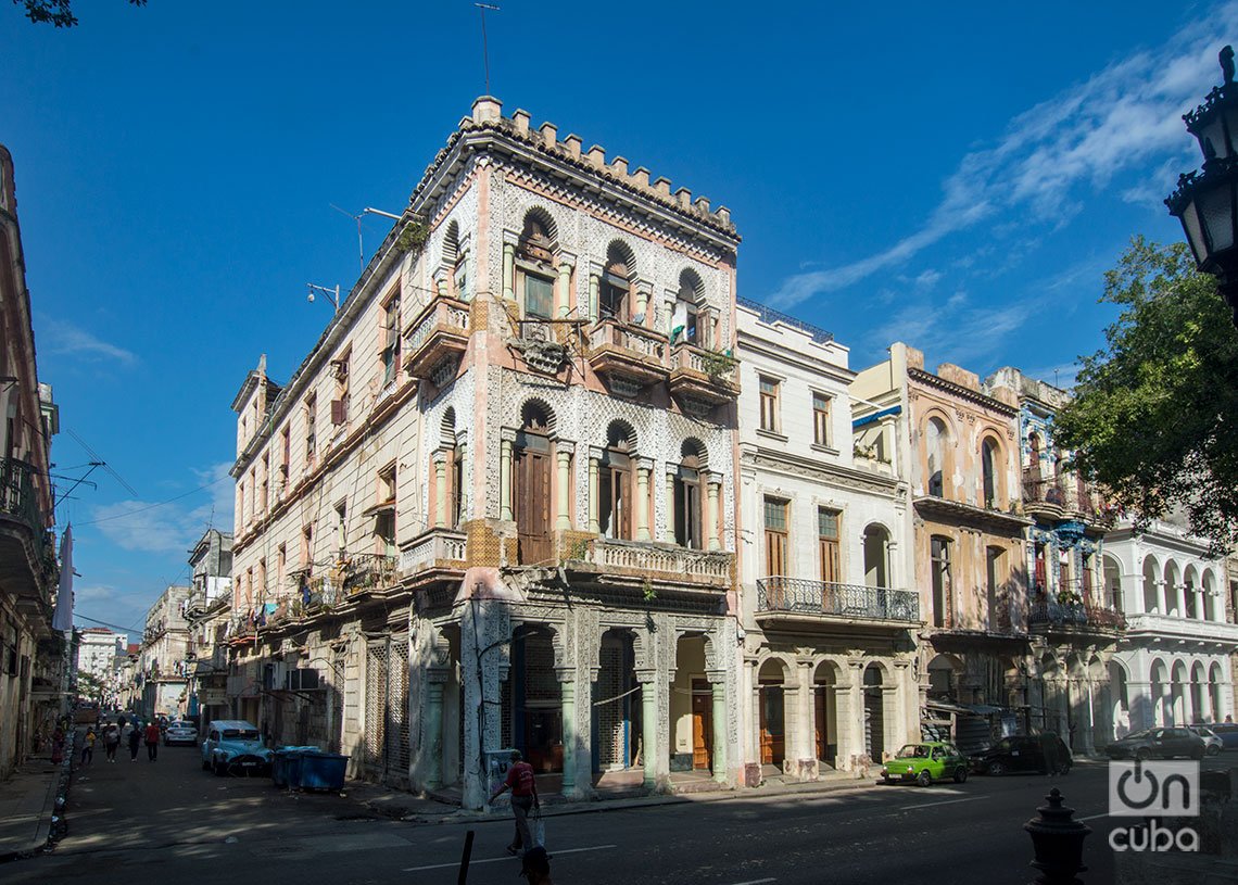 El antiguo Hotel El Jerezano, de estilo mudéjar, es un edificio de vivienda en muy malas condiciones. Foto: Otmaro Rodríguez.