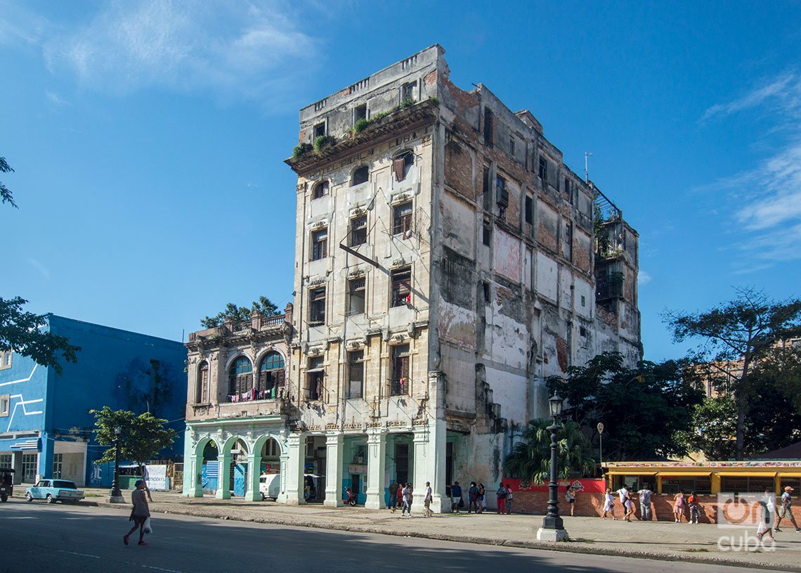 El antiguo Hotel Perla de Cuba es un edifico de viviendas con un aspecto ruinoso. Foto: Otmaro Rodríguez.