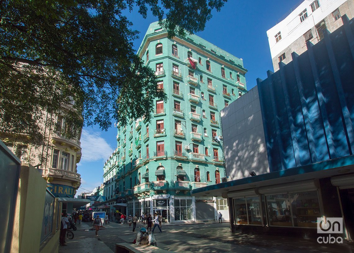 El antiguo Hotel Royal Palm, fue un edificio diseñado por el arquitecto Horacio Navarrete en el año 1926. Foto: Otmaro Rodríguez.