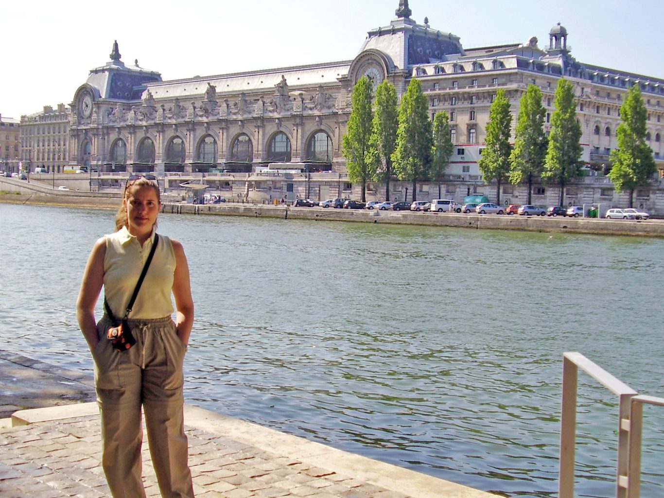Posando frente al Sena en su primer viaje a París, 2005. Foto: Cortesía de la entrevistada.