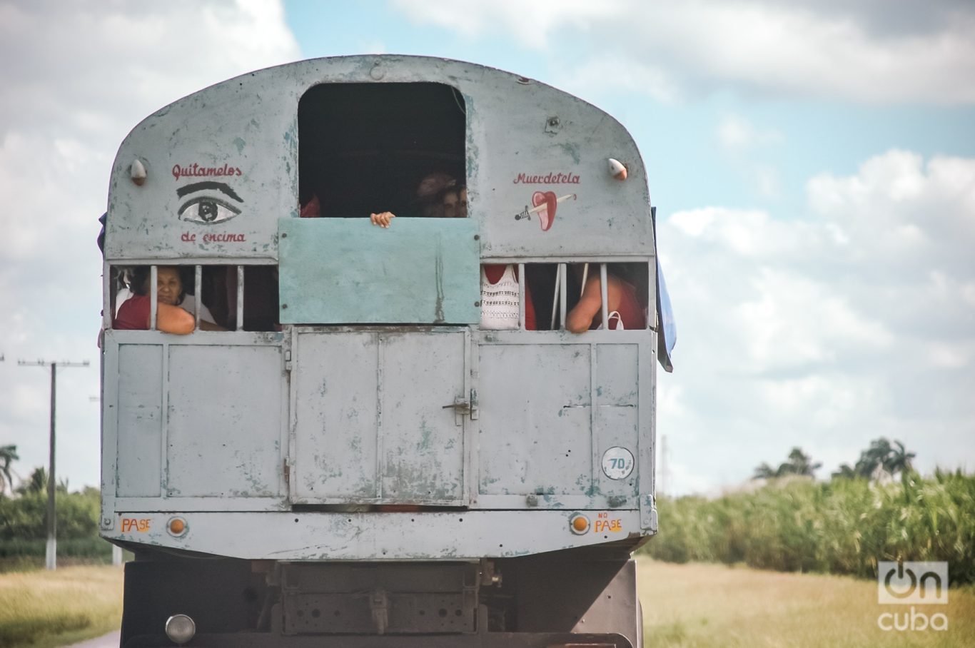 Un camión de transporte de pasajeros por la carretera central de Cuba. Foto: Kaloian.
