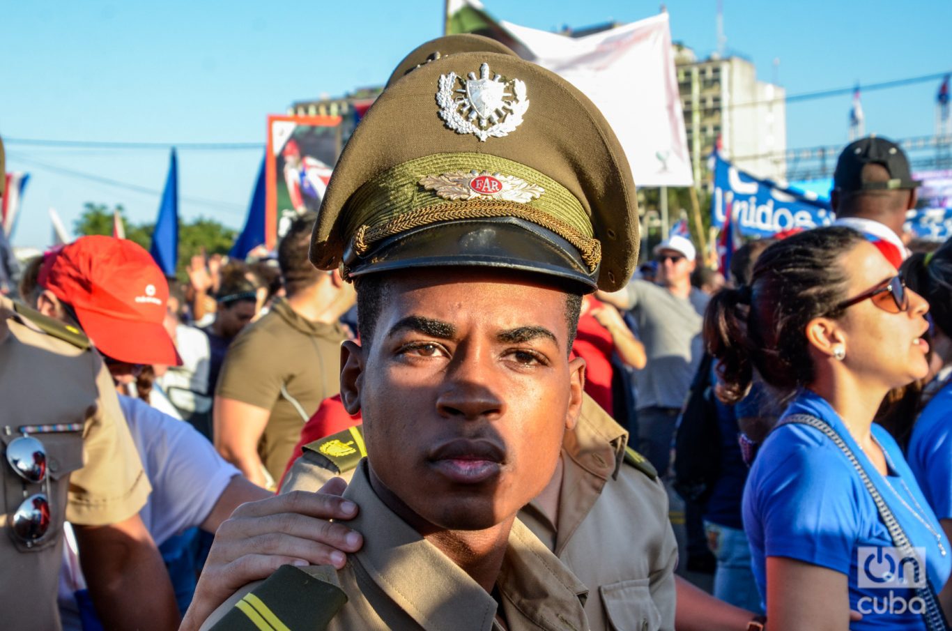 Un estudiante de la Escuela Militar Camilo Cienfuegos en un desfile en La Habana. Foto: Kaloian.