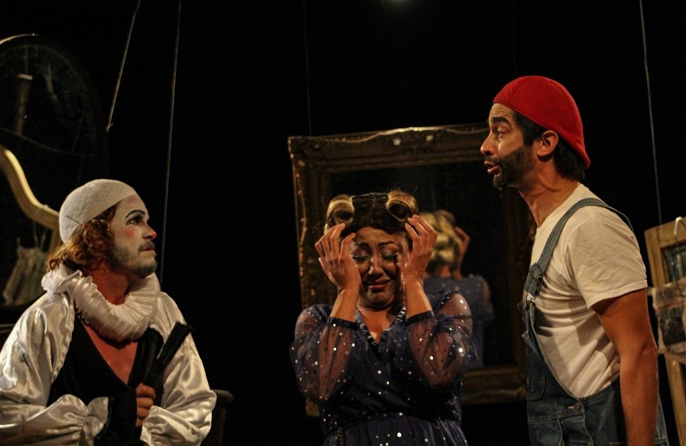 Tres hermanos, tres historias, tres maneras de situarse ante la realidad. David Reys, caracterizado como Pucho; Indira Valdés, en el papel de Dulce, y Enrique Bueno, encarnando a Celestino. Foto: Jorge Luis Coll.