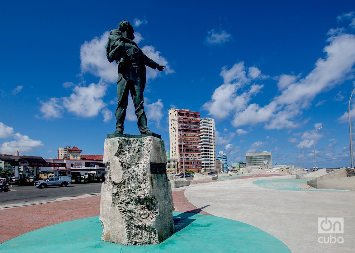 “Martí Antimperialista” escultura del artista habanero Andrés González, en la llamada Tribuna Antiimperialista de La Habana, a unos metros de la Embajada de Estados Unidos y muy cerca del mar. Foto: Otmaro Rodríguez.