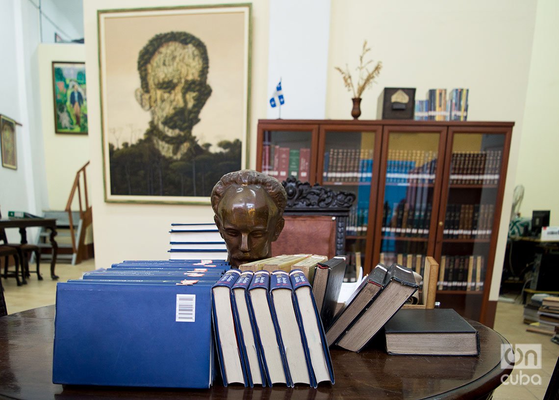 Busto y retrato de José Martí en la Biblioteca Fermín Valdés Domíngez, en el Museo Casa Natal de Martí de La Habana. Foto: Otmaro Rodríguez.