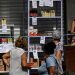 Clientes revisan precios y productos en mipyme habanera. Foto: AFP