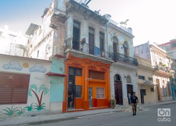 Casa pintada de color naranja, y verde, calle Colón. Foto: Otmaro Rodríguez